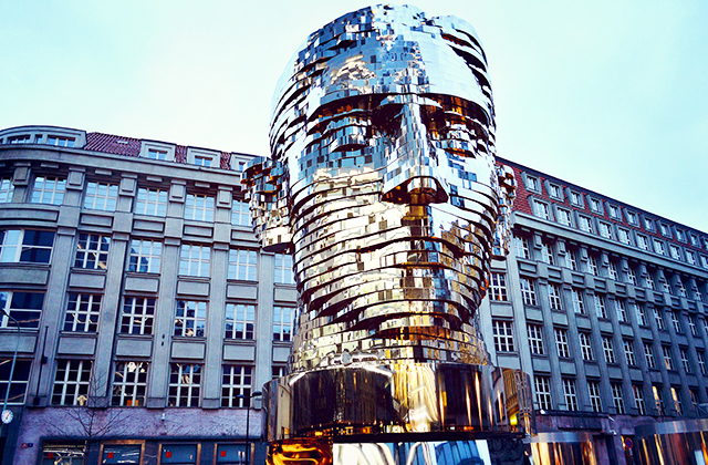Kafka mozgó szobra Prága